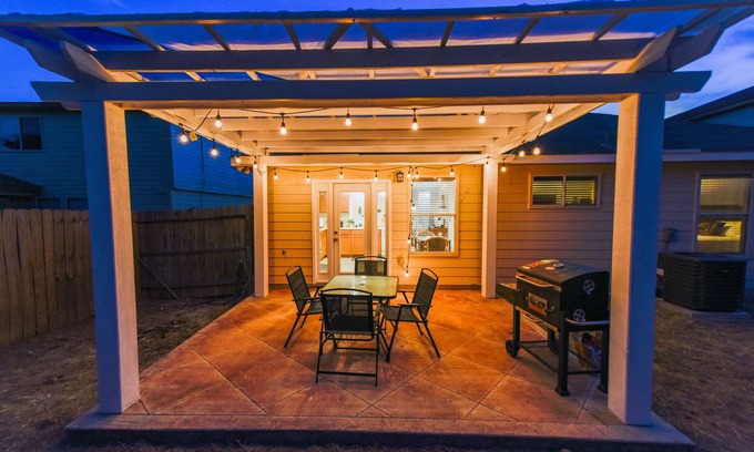 Parkwood House | Spacious Home in a Quiet Neighborhood - with HOT TUB! - Central SA