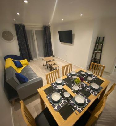 Harlow House | Spacious Home in Harlow Free Parking
