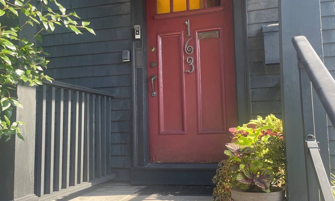 West Cambridge Apartment | Spacious home in Harvard Square with permitted free on street parking