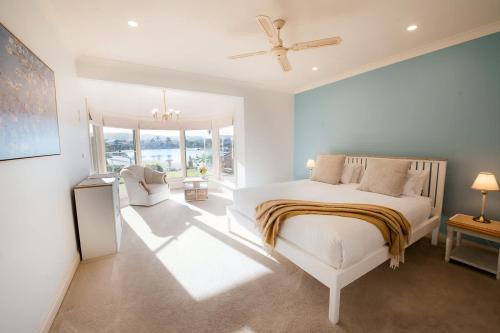 Encounter Bay House | Spacious home on the lake - Private beach