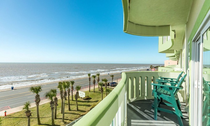 Galveston Condo | Spacious Home w/ Pool & Beachfront Views - Walk to Galveston Beach!