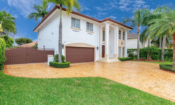 The Hammocks House | Spacious Home with NEW Luxury Pool and backyard!