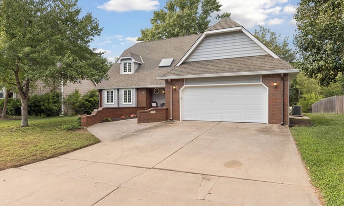 Greenwich House | Spacious House - Fire Pit- Pool Table -Arcade Games- Sleeps up to 16