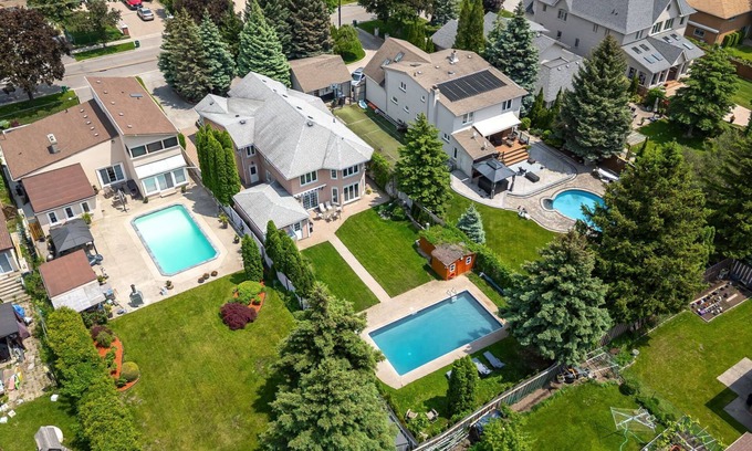 Rathwood House | Spacious House with Large Heated Pool and Backyard.