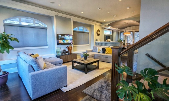 Marpole House | Spacious House with New Furniture - Close to Airport/Marine Gateway/UBC/downtown
