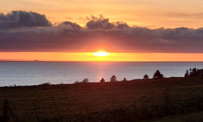 Little Sands Bed & Breakfast | Spacious inn perched on cliff above the sea