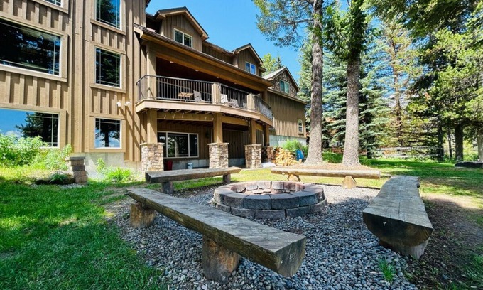 Island Park House | Spacious lake front property close to Yellowstone - Shenandoah Family Retreat