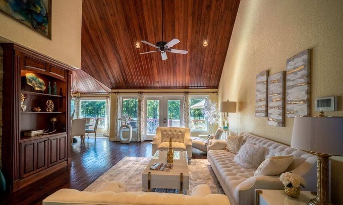 Mid America House | Spacious Lake Hamilton Retreat – Ideal for Family Getaways & Group Gatherings!