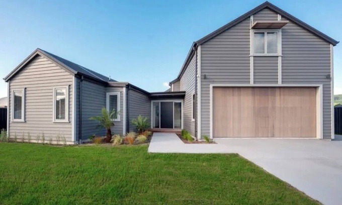 Kinloch House | Spacious Lake House, close to Lake, golf courses, cycling and walking tracks