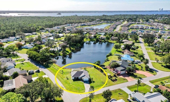 North Fort Myers House | Spacious lakefront pool home in North Fort Myers - Horizon Oasis