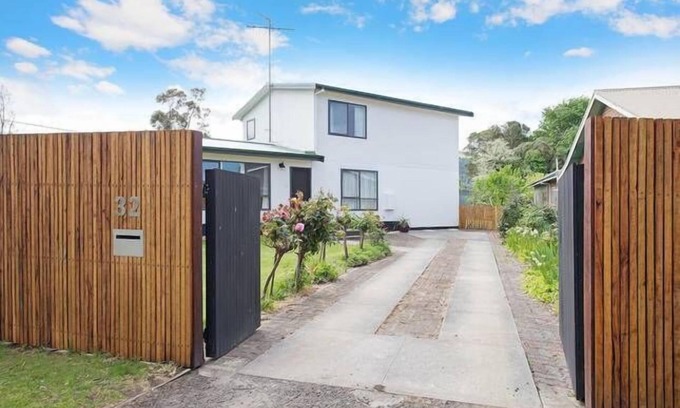 Apollo Bay House | Spacious & light-filled beach house.