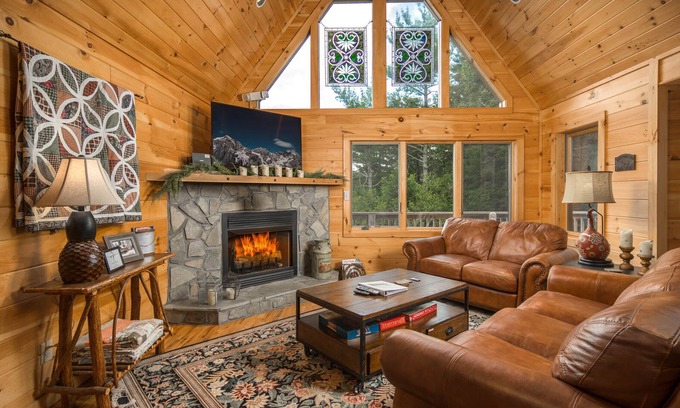 Boone House | Spacious Log Cabin < 10 Mins from Boone, Blowing Rock, Tweetsie RR & App Ski Mtn