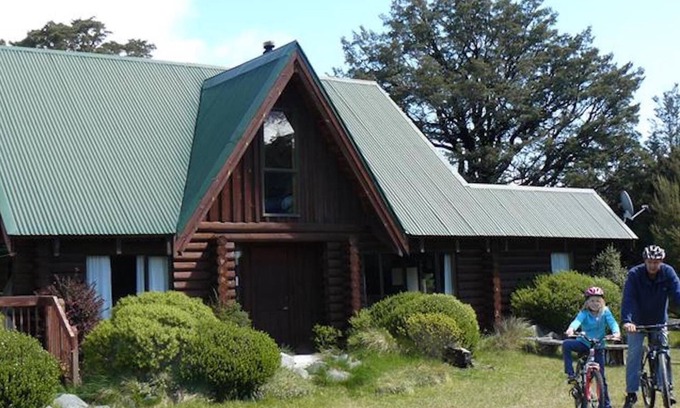Mt Lyford Ski Chalet | Spacious log chalet with free WIFI, great for a few families