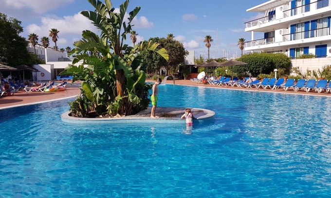 Telheiro Apartment | Spacious Marina Apartment lovely balcony view, near to pool, WiFi & UK Tv