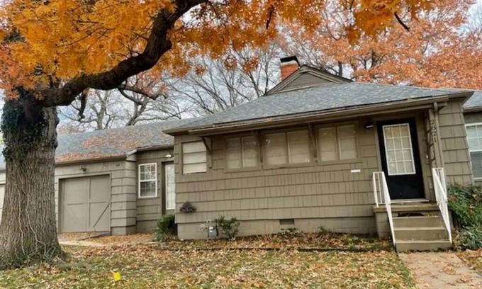 Tulsa House | Spacious Midtown 4 bedroom, 3 bath house with private yard. Close to Expo Center