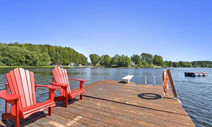 Papineau Regional County Municipality House | Spacious modern waterfront cottage with private beachfront