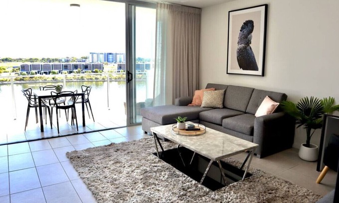 Birtinya Apartment | Spacious modern 1brm apartment with water views