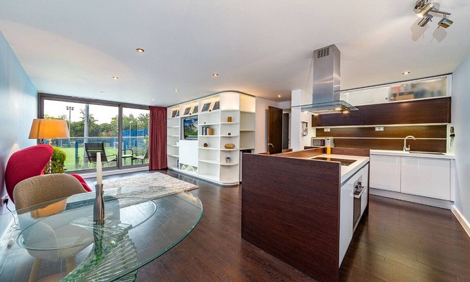 St. Dunstan's Apartment | Spacious, modern 2 double bedroom 1st floor flat in Mile End in quiet park