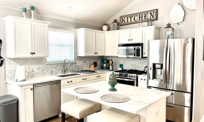 Little Elm House | Spacious, modern and comfy 4 bedroom home!