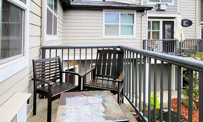 Columbia Way Apartment | Spacious Modern Condo By Columbia Waterfront
