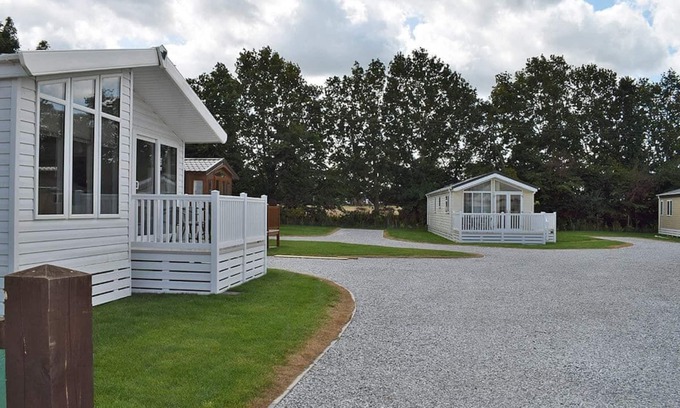 Arnold House | Spacious, modern lodge with two doubles and one twin.