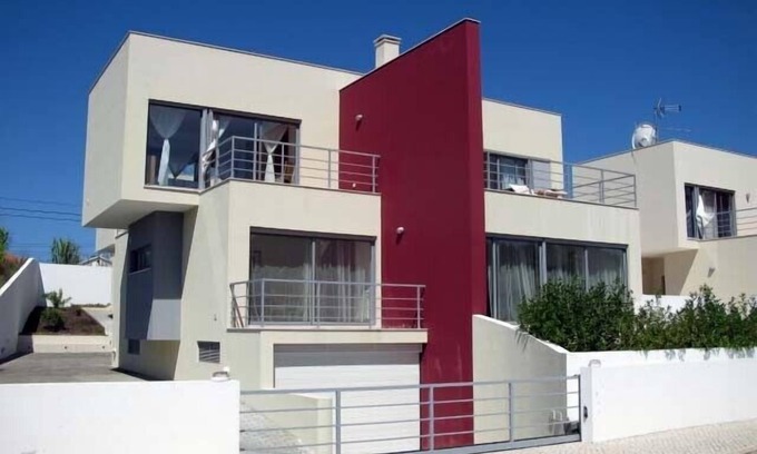 Foz do Arelho Villa | Spacious Modern Villa with Pool in Great Location On Silver Coast