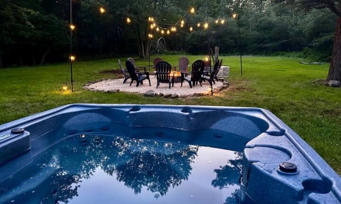 Long Pond House | Spacious Mountain Home Steps to LAKE+HOT TUB+FIRE PIT+GAMES+9 MINS FROM SLOPES!