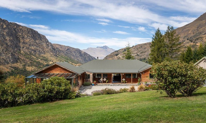 Arthur's Point House | Spacious Mountain View Home Close To Coronet Peak