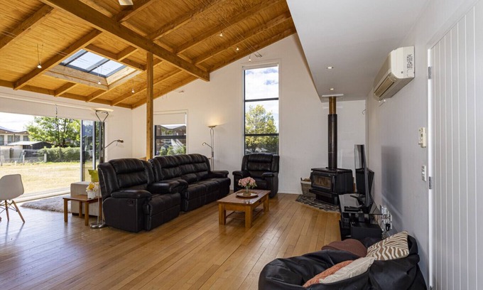 Wanaka Apartment | Spacious Mountain View Manor with Sauna