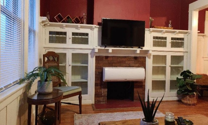 Oleander - Sunset Apartment | Spacious New York Style Studio Apartment Walking Distance to Hospitals