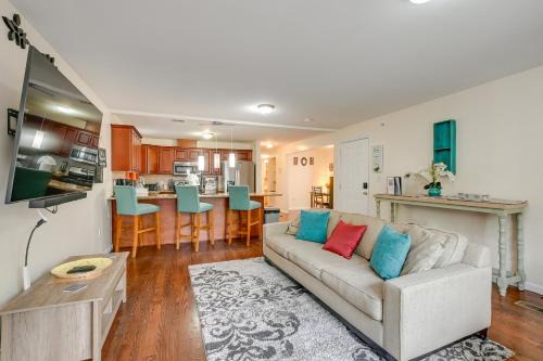 Newark House | Spacious Newark Duplex in Walkable Location!