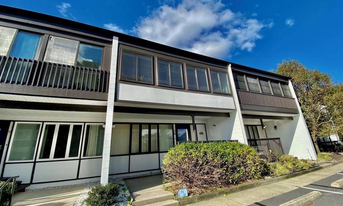 North Shores House | Spacious North Shores Townhome: Steps to Beach, Pool, Tennis, & Playground!