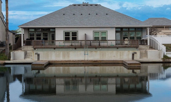 Corpus Christi House | Spacious one story waterfront escape with boat dock & kayaks! 1 mile to beach #B