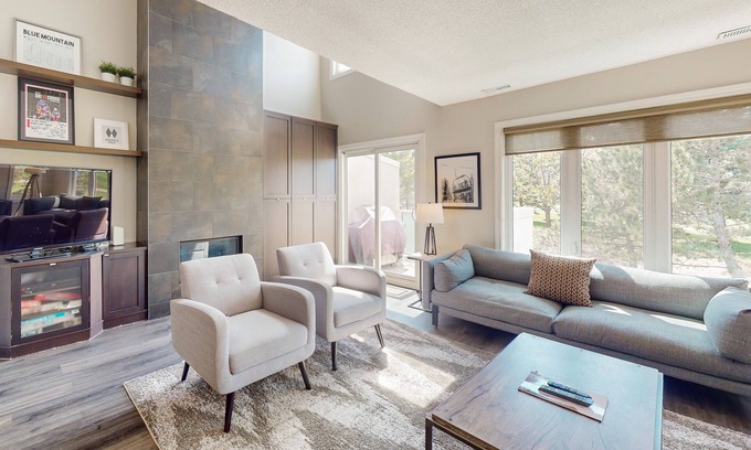 The Blue Mountains House | Spacious Open Concept Condo w/Shared Pool, Blue Mountain View - Walk to Village