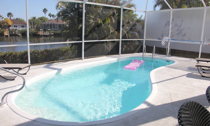 River Pointe House | Spacious Open Floor Plan, 3 Bedroom + Loft Home, private FREE Heated Pool.