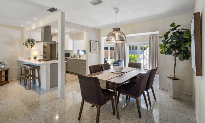 Pinellas Point House | Spacious Pink Streets Retreat - Minutes to Beach and Downtown
