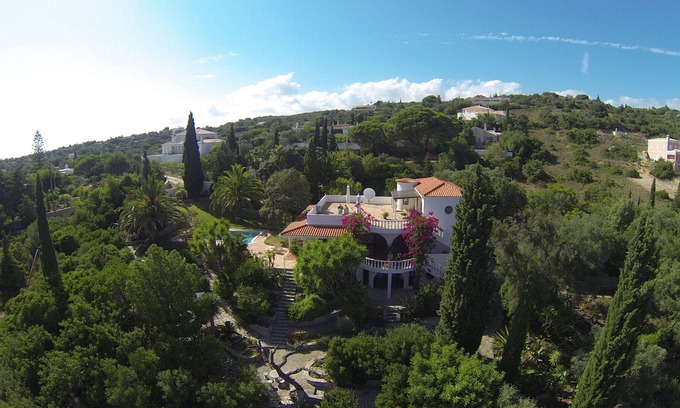 Quinta das Raposeiras Villa | Spacious, Pool Villa, southern slope location with stunning sea views free Wi-Fi train.