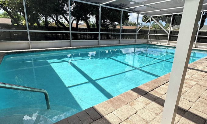 Palm Beach - West Palm Beach House | Spacious Pool Home for 10!, Luxurious 4 Bedroom Oasis, Perfect for Large Groups