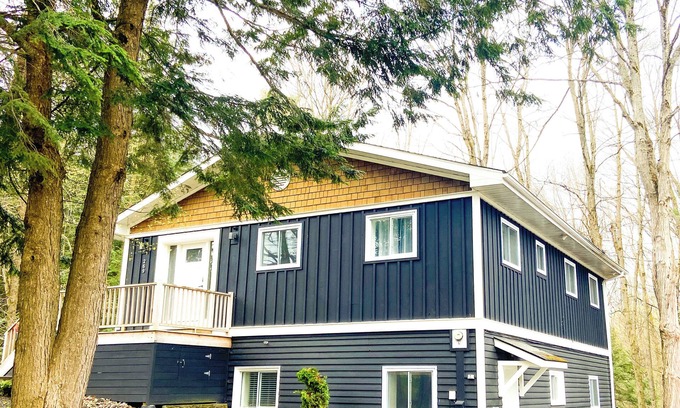 Bracebridge Apartment | Spacious Private Comfort, EV Charger, Pet OK, Lg Fenced Backyard, Firepit, BBQ