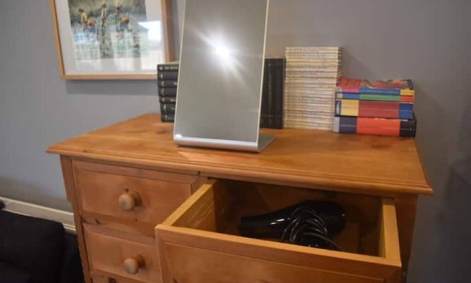 Kings Langley Apartment | Spacious Private Garden Studio
