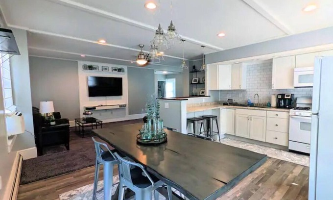 Almond Apartment | Spacious & Private Modern Apartment in Historic Homen