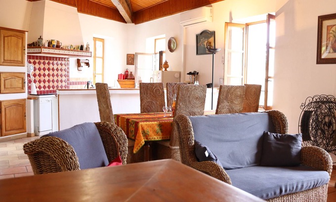 Issor House | Spacious Provençal style house with private entry and garden