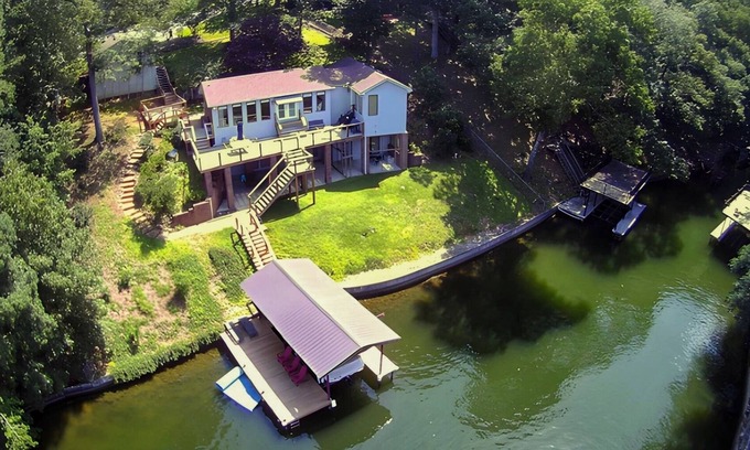 Muscle Shoals House | Spacious Quaint Two Kings Boathouse 8 miles to RTJ