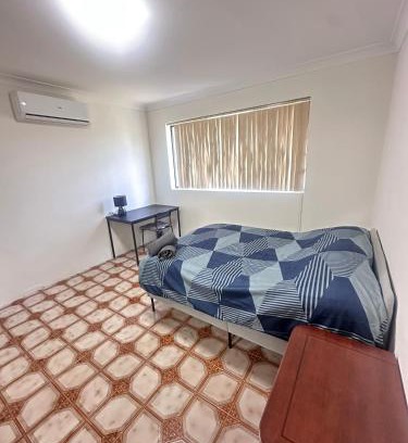 Lurnea House | Spacious Queen Room with Air Conditioning - L1