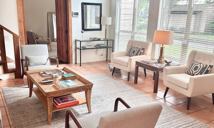 Brookhollow House | Spacious & relaxing Mid Century 3 bedroom house with a nice patio