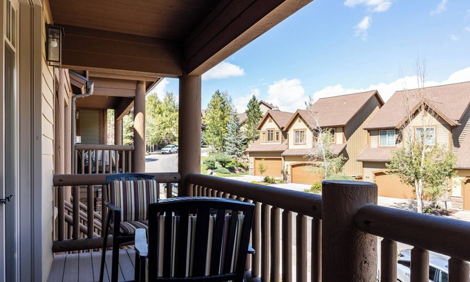 Canyon Links House | Spacious Retreat: Sleeps 7, Minutes to Skiing, Private Hot Tub, Scenic Views, Ultimate Relaxation!