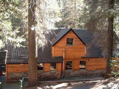 Strawberry House | Spacious Riverfront Cabin Rental Perfect for Large Groups near Sonora, California