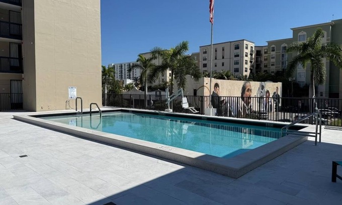 Downtown Hollywood Hotel | Spacious room for Perfect Weekend Escape! Steps away from Hollywood Boardwalk