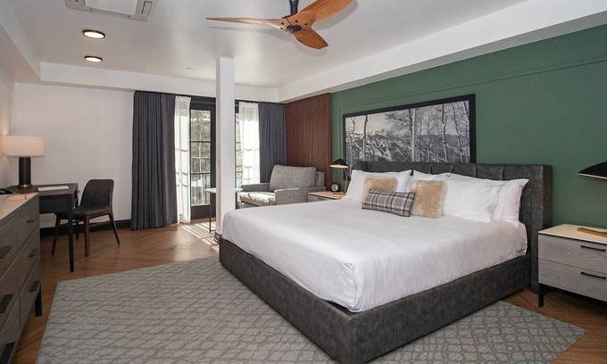 Vail Hotel | Spacious Room w/Mountain View Balcony Ideal for Family Fun & Ski School nearby