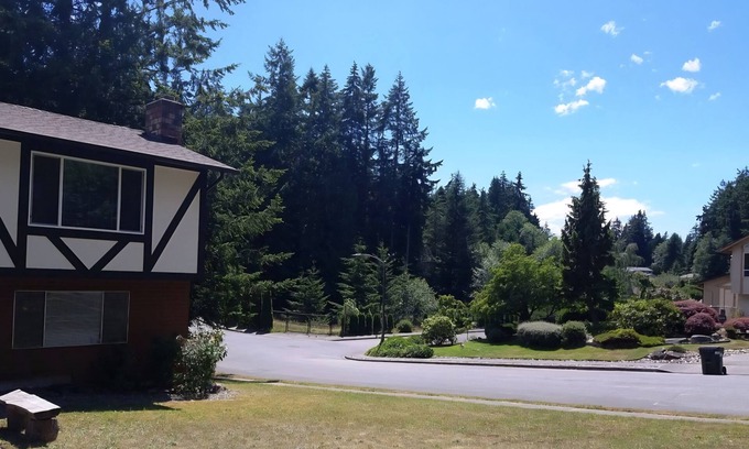 Lynnwood House | Spacious room with a private bathroom in a quiet house and a safe neighborhood